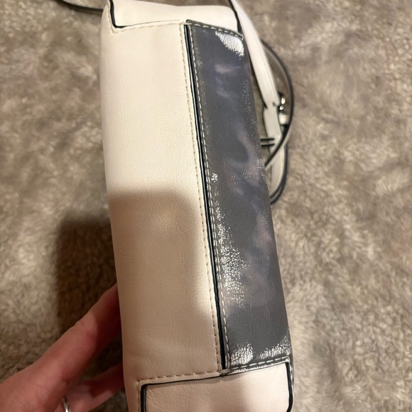 Vera Wang Cross Body Bag Dyed with Gray & White Color - Picture 7 of 16